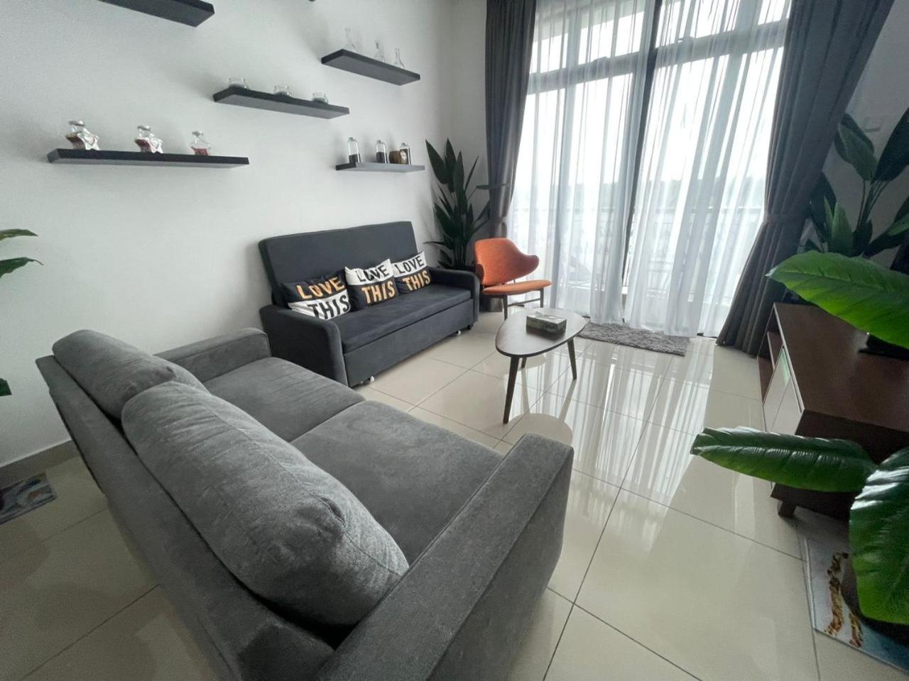 Johor Dhancell Executive 8 Pax Netflix Wifi Desaru