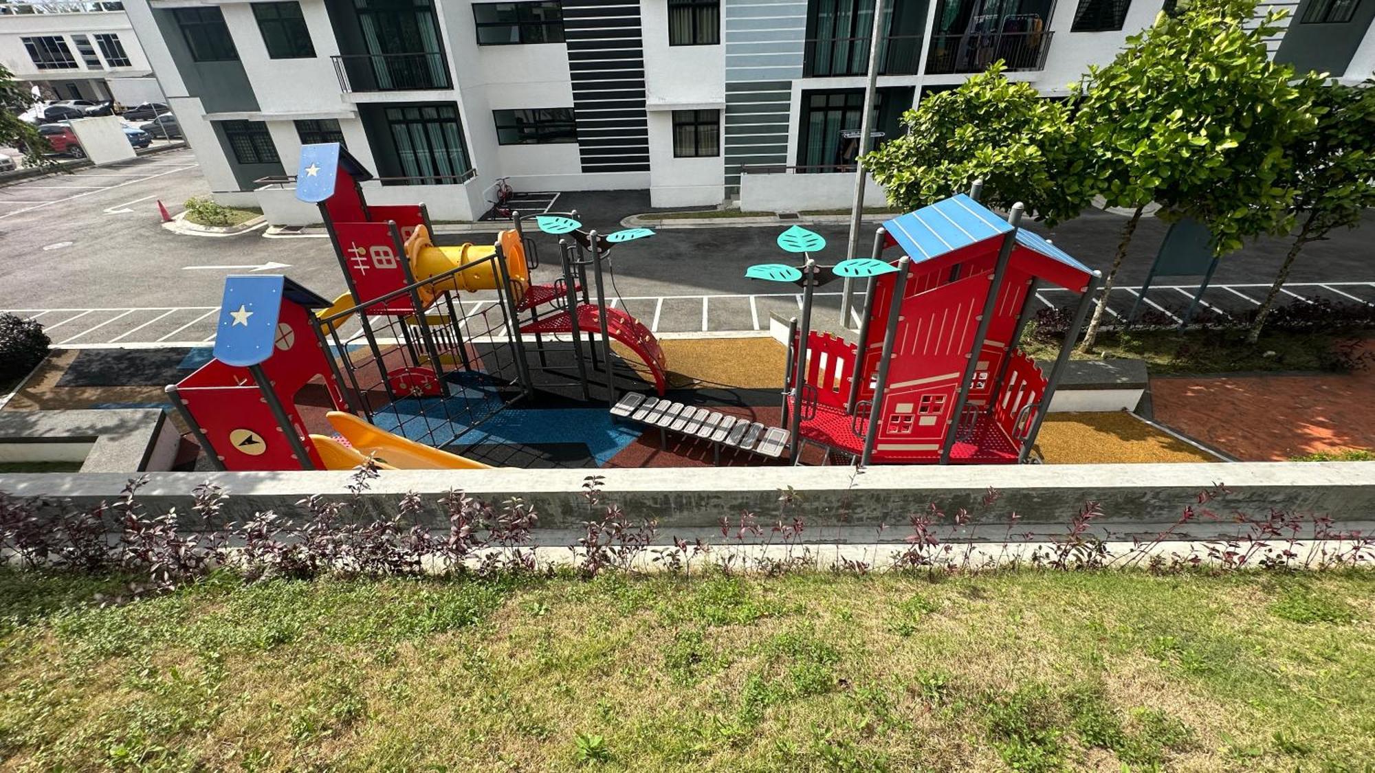 Johor Dhancell Executive 8 Pax Netflix Wifi Desaru