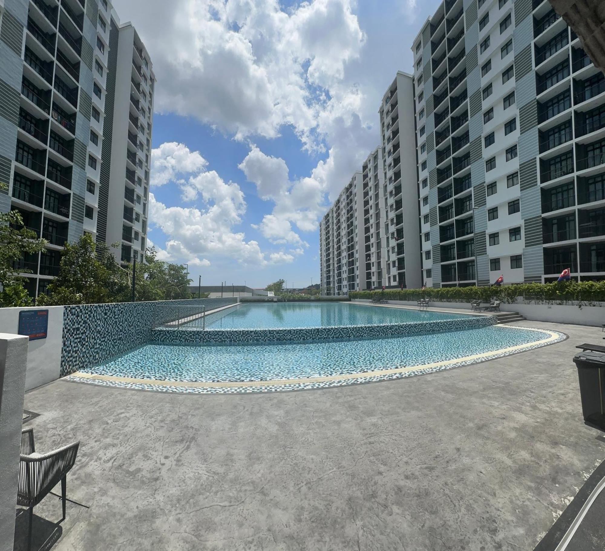 Johor Dhancell Executive 8 Pax Netflix Wifi Apartment